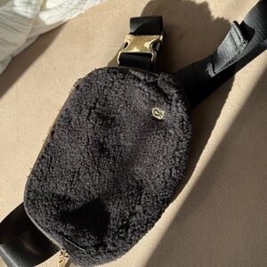 A black fanny pack by Lululemon .